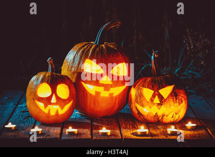 Citrouilles d'halloween tête jack lantern sur l'ancien dans un paysage de nuit fantasmagorique. soft focus dof peu profondes. Banque D'Images