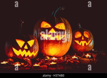 Citrouilles d'halloween tête jack lantern sur l'ancien dans un paysage de nuit fantasmagorique. soft focus dof peu profondes. Banque D'Images