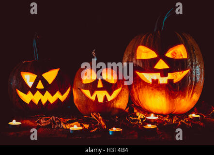 Citrouilles d'halloween tête jack lantern sur l'ancien dans un paysage de nuit fantasmagorique. soft focus dof peu profondes. Banque D'Images