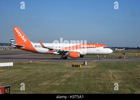 L'aéroport de Londres Gatwick Crawley Surrey Easyjet Airbus A320 prêt à décoller Banque D'Images