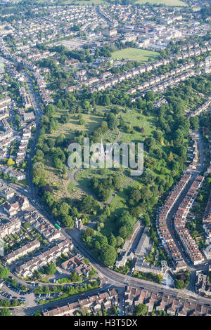 Flottant dans un ballon à air chaud au-dessus de baignoire et des banlieues avec la propriété du logement avec des maisons mitoyennes et jumelées Somerset,Angleterre,Royaume-Uni. Banque D'Images