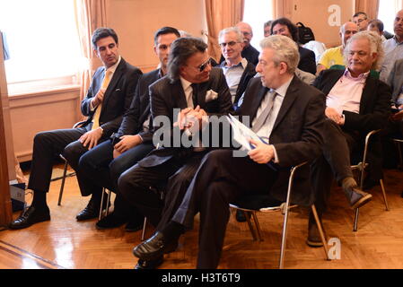 Athènes, Grèce. Oct 11, 2016. Poignée de main entre le maire de Marathon Ilias Psinakis (à gauche) et de sports sous-ministre Stavros Kontonis (à droite) au cours de la conférence de presse standard pour le 34e Marathon International d'Athènes qui se tiendra le dimanche 13 novembre, s'est tenue aujourd'hui 11 octobre à Athènes l'Hôtel de Ville. © Dimitrios Karvountzis/Pacific Press/Alamy Live News Banque D'Images