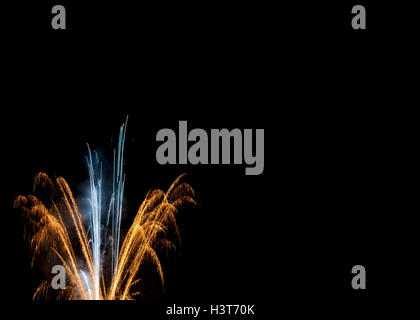 Or blanc élégant & fireworks night sky fond noir le Nouvel An le jour de l'An quatrième de juillet Date de l'indépendance concept Banque D'Images