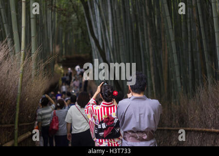 Couple taking photo en forêt de bambous d'Arashiyama Banque D'Images