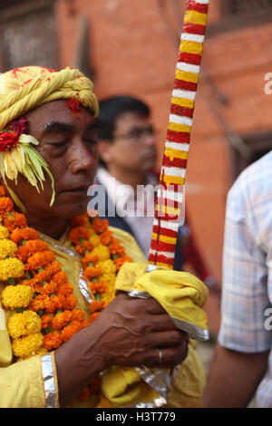 Katmandou, Népal. Oct 11, 2016. Les dévots habillés en divinité portant épée participer à Khadga Jatra(épée) Procession sur Dashami, le dixième jour de Dashain festival à Katmandou, Népal. Communauté Newar de la vallée de sortir une revue de la victoire de l'épée procession depuis différents endroits. © Archana Shrestha/Pacific Press/Alamy Live News Banque D'Images