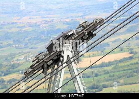 Câbles en acier d'épaisseur et de la poulie du téléphérique dans les montagnes Banque D'Images