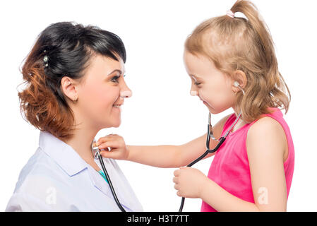 Fille curieux bambin à la réception d'un doctor in a white coat isolated Banque D'Images