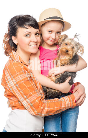 Parent heureux, famille et d'un chiot Yorkshire Terrier sur un fond blanc Banque D'Images