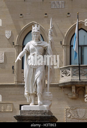 Guerrier de pierre de marbre blanc appelé Statua della Liberta dans pays Saint-Marin Banque D'Images