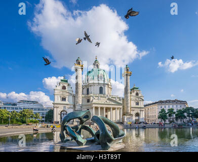 L'Autriche, Vienne, Karlsplatz, Henry Moore sculpture dans l'eau chauffée à la Karlskirche (baroque St. Charles's Church) Banque D'Images