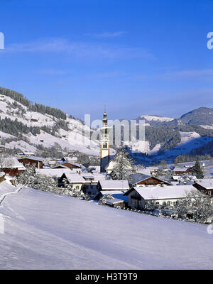 Autriche, Tyrol, Oberau-Wildschönau, vue locale, l'hiver, à l'extérieur, lieu, village, vue sur les montagnes, la vallée, maisons, maisons d'habitation,, église, neige, Banque D'Images