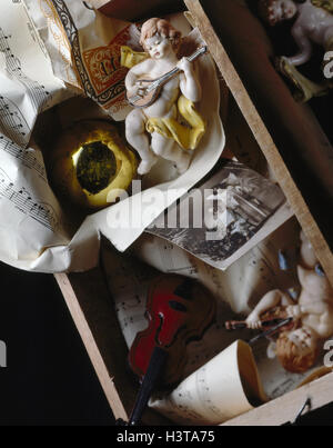 Noël, Ange, partitions, still life, porcelaine, décoration de Noël, décoration, notes, musique, sons, violon, instruments à cordes, instruments de musique, bille de verre, ange de Noël, yule marée, pour Noël Banque D'Images