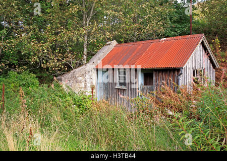 Un vieux bâtiment au toit en tôle ondulée de la route à Glenbuchat, Aberdeenshire, Ecosse, Royaume-Uni. Banque D'Images