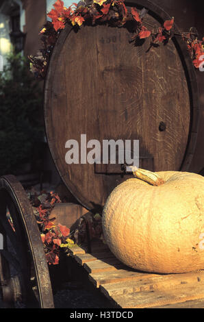 Allemagne, Bade-Wurtemberg, Forêt Noire, Kaiserstuhl, accueil Burk, bar, Deko, charrette, baril, la citrouille, l'Europe, l'intendant de la paroisse, château, district Vogtsburg-Burkheim, gastronomie, restaurant, décoration, charrettes, détail, tonneau de vin, squash, vin vrilles, ins Banque D'Images