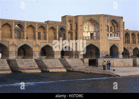 L'Iran, Ispahan, 33 pont bow-iosehpol «', 'la rivière Zayandeh Rud', le Moyen-Orient, l'avant à l'Est, au Proche-Orient, Ispahan, ville, pont, arcades, arcs, architectural style, structure, architecture, Sajende Rud, site d'intérêt Banque D'Images