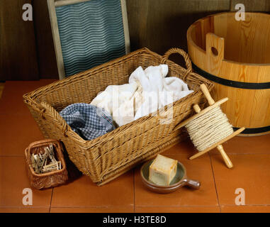 Panier à linge, blanchisserie, blanchisserie, panier en osier, lave-tremplin, bain à remous en bois, guindeau, colliers en bois, savon, nucléaire, de la corde à linge panier, vêtements, vêtements, lavage, ménage, dans une manière démodée, Nostalgie, nostalgie, l'enregistrement du matériel, St Banque D'Images