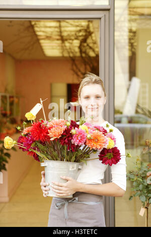 Les fleurs, fleuriste, godet, dahlias, demi-portrait, magasin de fleurs, affaires, femme, 30 ans, sourire, shop assistant, fleurs, fleurs coupées, de choix, de la profession,, sympa, naturel, économie, commerce de détail, à l'extérieur, Ti2 Banque D'Images