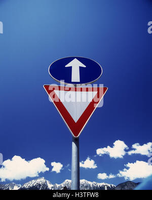 Les panneaux de circulation, droit chemin, Grant, de l'orientation du trafic, prescrits, tout droit, direction flèche, ciel, bleu, nuages, signalisation routière, prêter attention, ciel nuageux, montagnes, Banque D'Images