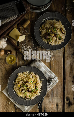Italien d'origine risotto aux champignons et parmesan Banque D'Images