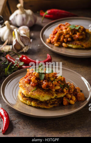 Cuire les haricots avec des gâteaux de pommes de terre moelleux, épicé et délicieux petit-déjeuner Banque D'Images