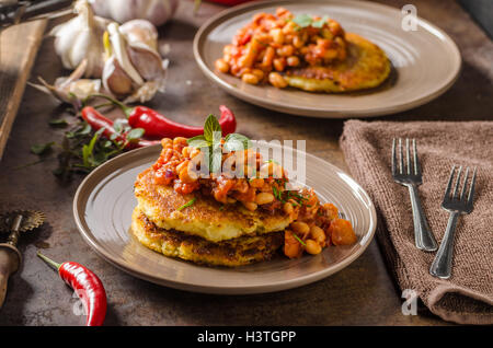 Cuire les haricots avec des gâteaux de pommes de terre moelleux, épicé et délicieux petit-déjeuner Banque D'Images