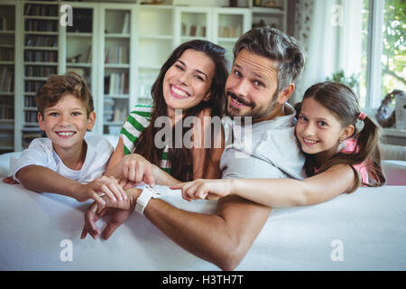 Happy Family sitting on sofa Banque D'Images