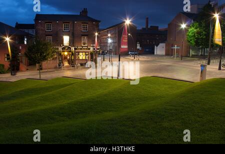 Le monde public house sur Howard Street, Sheffield, la nuit. Banque D'Images