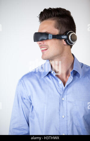 L'homme à l'aide de lunettes vidéo virtuel Banque D'Images