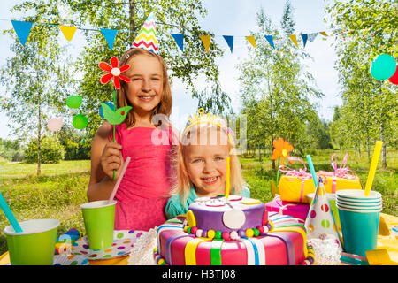 Deux jeunes filles s'amusant dans la piscine d'anniversaire Banque D'Images