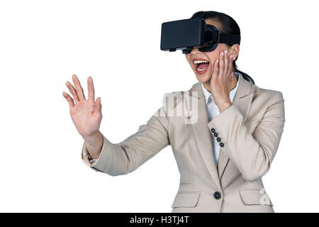 Businesswoman using casque de réalité virtuelle Banque D'Images