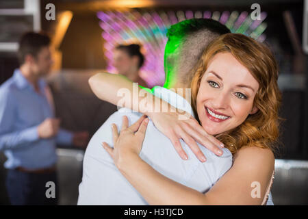 Smiling couple en bar Banque D'Images