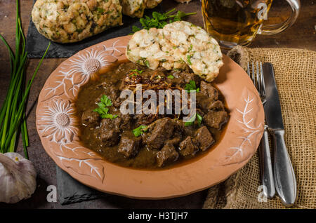 Goulash de boeuf avec des boulettes, l'ail et l'oignon frit Banque D'Images