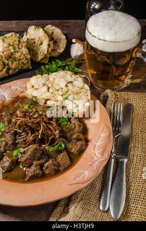 Goulash de boeuf avec des boulettes, l'ail et l'oignon frit Banque D'Images