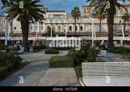 Vue sur la Riva promenade au bord de l'eau en face de la façade sud du palais de Dioclétien. Split, le comté de Split-Dalmatie, en Croatie. Banque D'Images