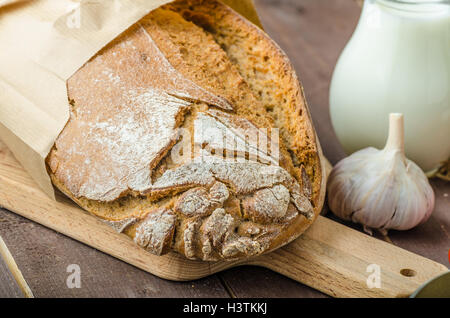 Oeufs brouillés aux fines herbes et du pain fait maison, sur deux poêles à frire Banque D'Images