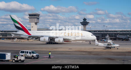 L'aéroport international de Dulles, Virginie, USA - Unis Airbus A380-800 de la compagnie aérienne avion de ligne commercial de passagers des taxis. Banque D'Images