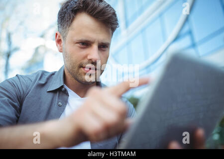 Handsome man using digital tablet Banque D'Images