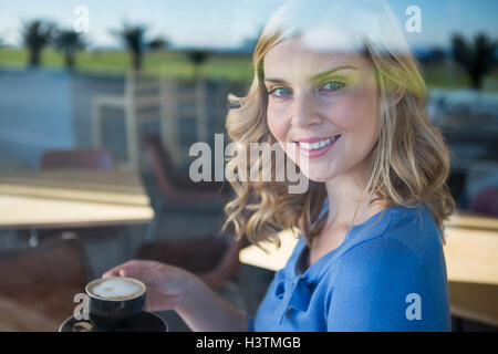 Smiling woman holding a Coffee cup Banque D'Images