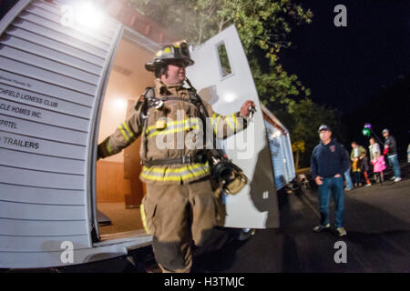 Rapidement les pompiers sortant d'une maison vivante survivre smokey remorque éducative (pompier floue) Banque D'Images