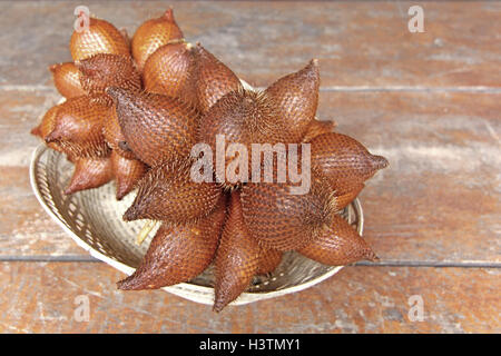 Fruits rouges, salak salacca zalacca bali, sur table en bois Banque D'Images