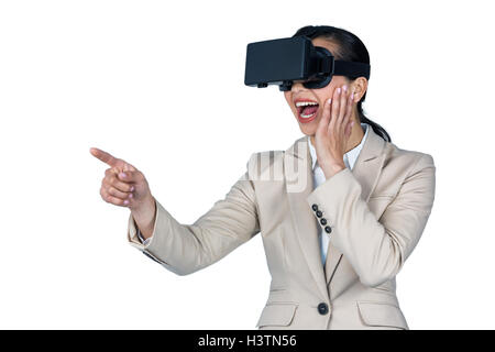 Businesswoman using casque de réalité virtuelle Banque D'Images