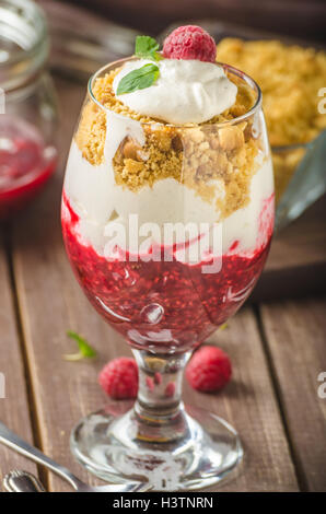 Dessert gâteau au fromage inversé dans le verre, délicieux et simple avec fruits frais et de biscuits avec la lumière creame. Banque D'Images