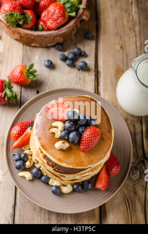 Crêpes original américain avec des baies, noix grillées et de lait derrière, style rustique photo, placez pour publicité, surmontées de d Banque D'Images