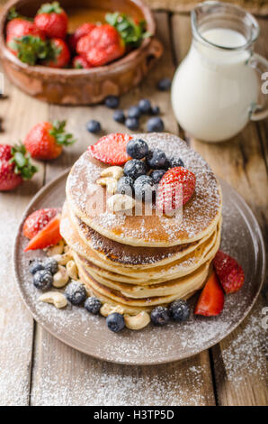 Crêpes original américain avec des baies, noix grillées et de lait derrière, style rustique photo, placez pour publicité, surmontées de d Banque D'Images