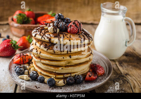 Crêpes original américain avec des baies, noix grillées et de lait derrière, style rustique photo, placez pour publicité, surmontées de d Banque D'Images