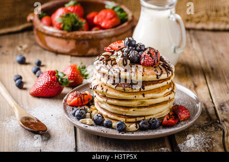 Crêpes original américain avec des baies, noix grillées et de lait derrière, style rustique photo, placez pour publicité, surmontées de d Banque D'Images