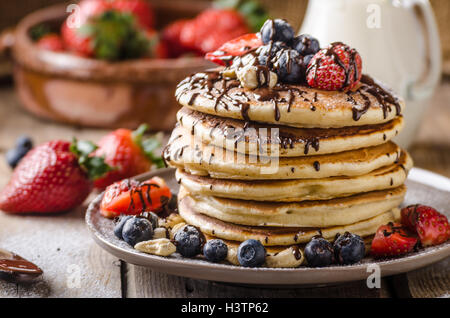 Crêpes original américain avec des baies, noix grillées et de lait derrière, style rustique photo, placez pour publicité, surmontées de d Banque D'Images