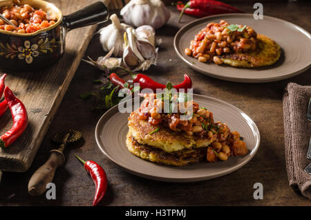 Cuire les haricots avec des gâteaux de pommes de terre moelleux, épicé et délicieux petit-déjeuner Banque D'Images