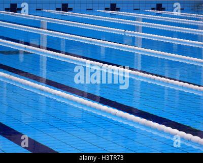 Piscine avec cyclables marquées par des cordes et des flotteurs Banque D'Images