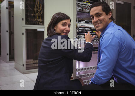 Portrait de techniciens analyse server Banque D'Images